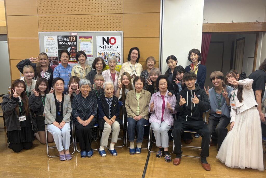 「一番若い今日の私を残そう」麻生美容専門学校の学生が地域の高齢者にヘアメイクのボランティア