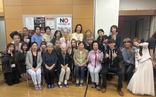 「一番若い今日の私を残そう」麻生美容専門学校の学生が地域の高齢者にヘアメイクのボランティア