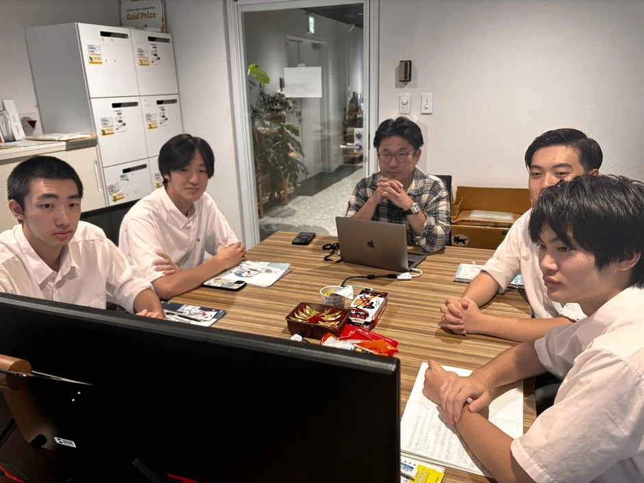 会議室で議論する男性たち