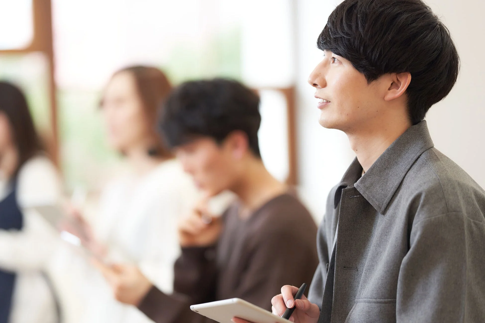 熱心に学習や議論に参加する若者たち