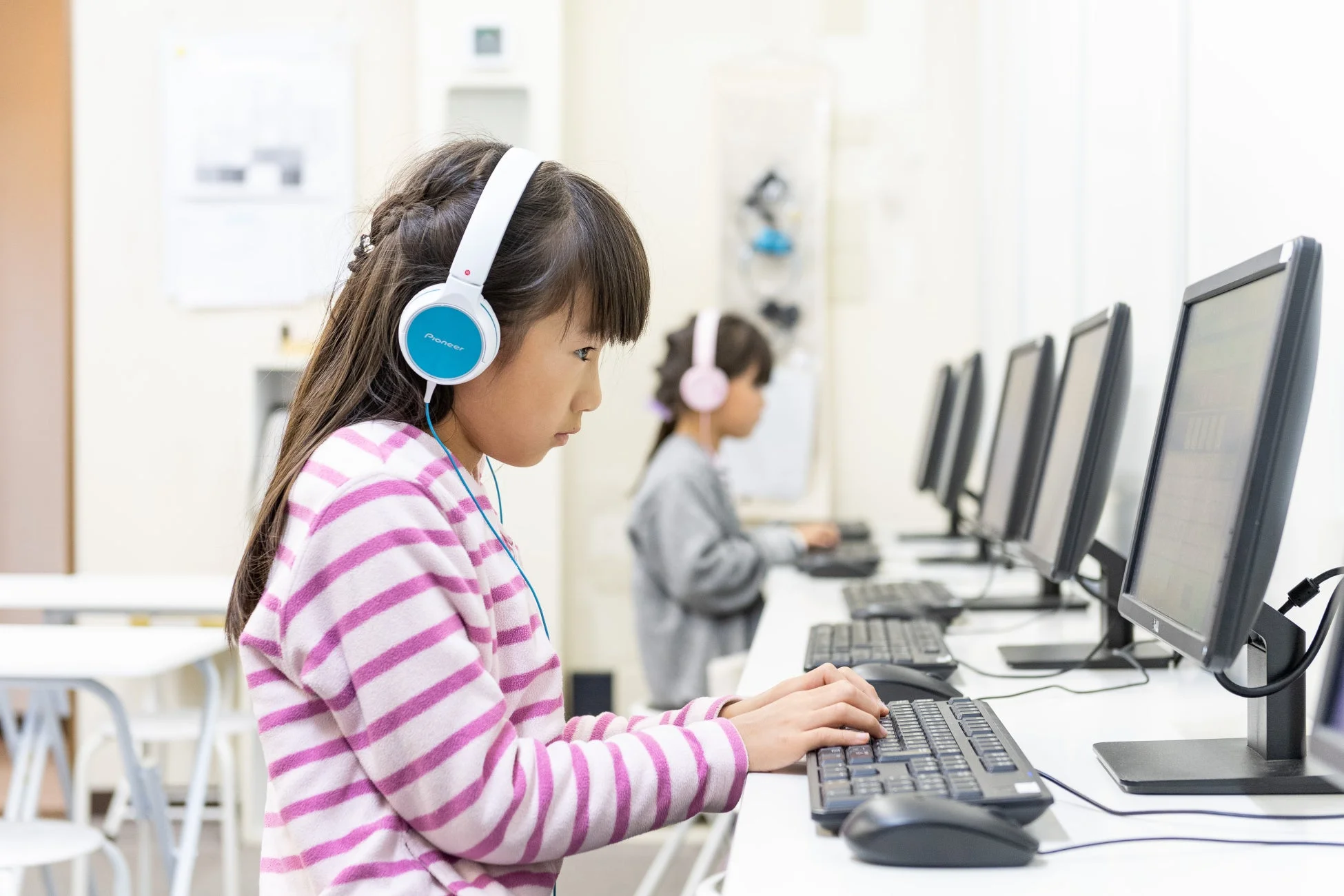 PCで学習する子どもたち