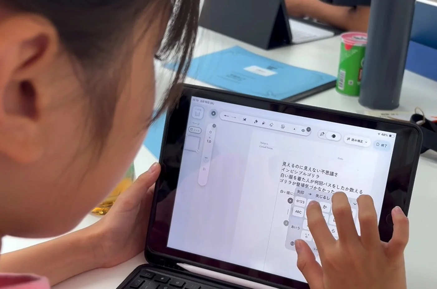 タブレットで学習する子ども