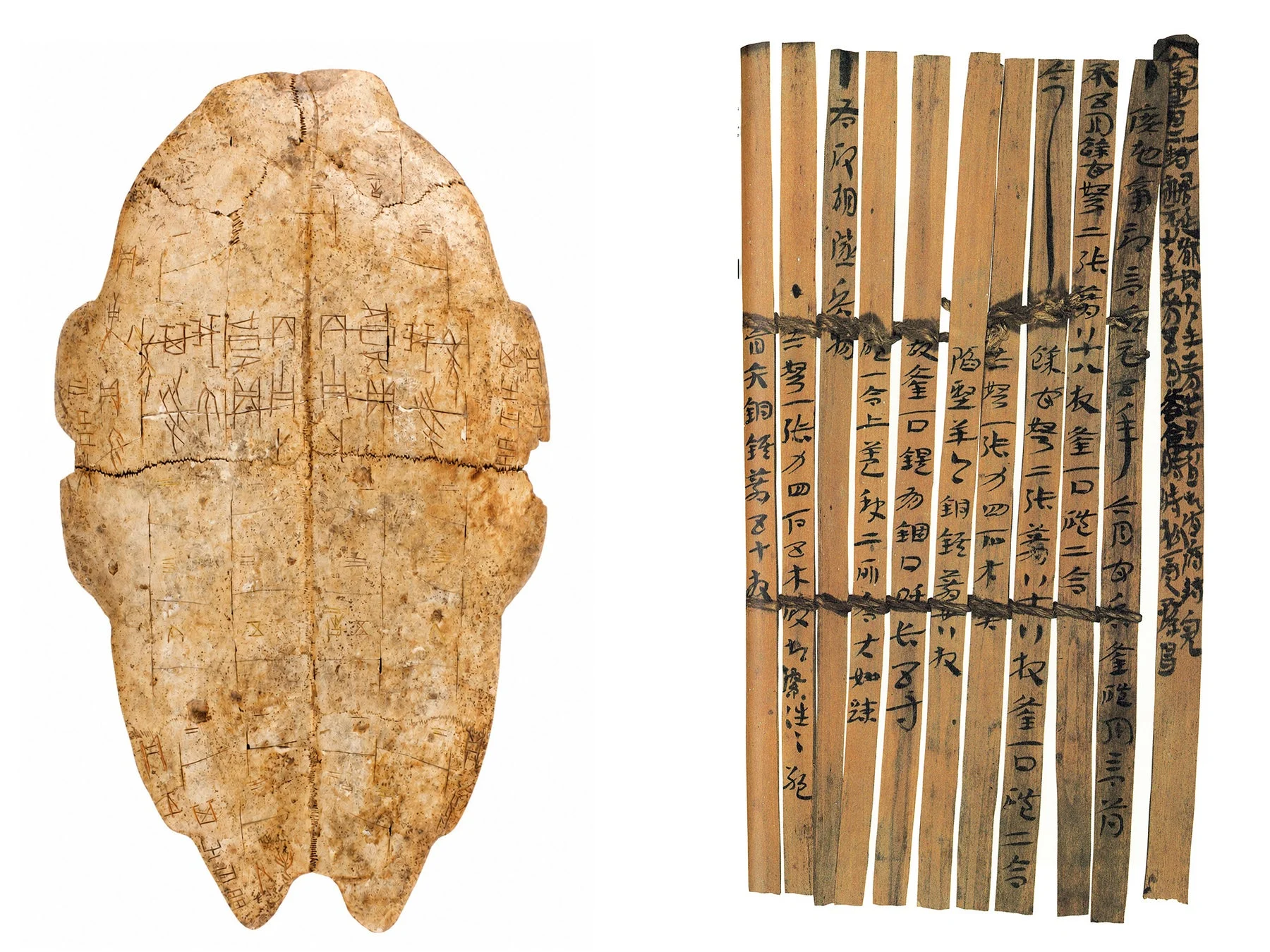 左の画像には亀の甲羅のようなものに古代文字が刻まれています。右の画像には、竹簡に筆で漢字が縦書きされており、「令」「上」「差」「又」「長」「八」「寸」「力」「四」「下」「末」「餘」「錢」「銅」「釜」「口」「石」「米」「法」「一」「二」「三」「四」「五」「六」「七」「八」「九」「十」などの文字が読み取れます。これらは古代中国の記録や計算に関する内容と推測されます。