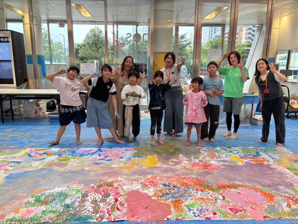 【10/15まで期間限定展示中】小学生が下書きをし、手足で描いた巨大「葛飾北斎アート」！モンテッソーリ教育を取り入れた親子イベント『思いっきりアート de あそぼ！』開催レポート