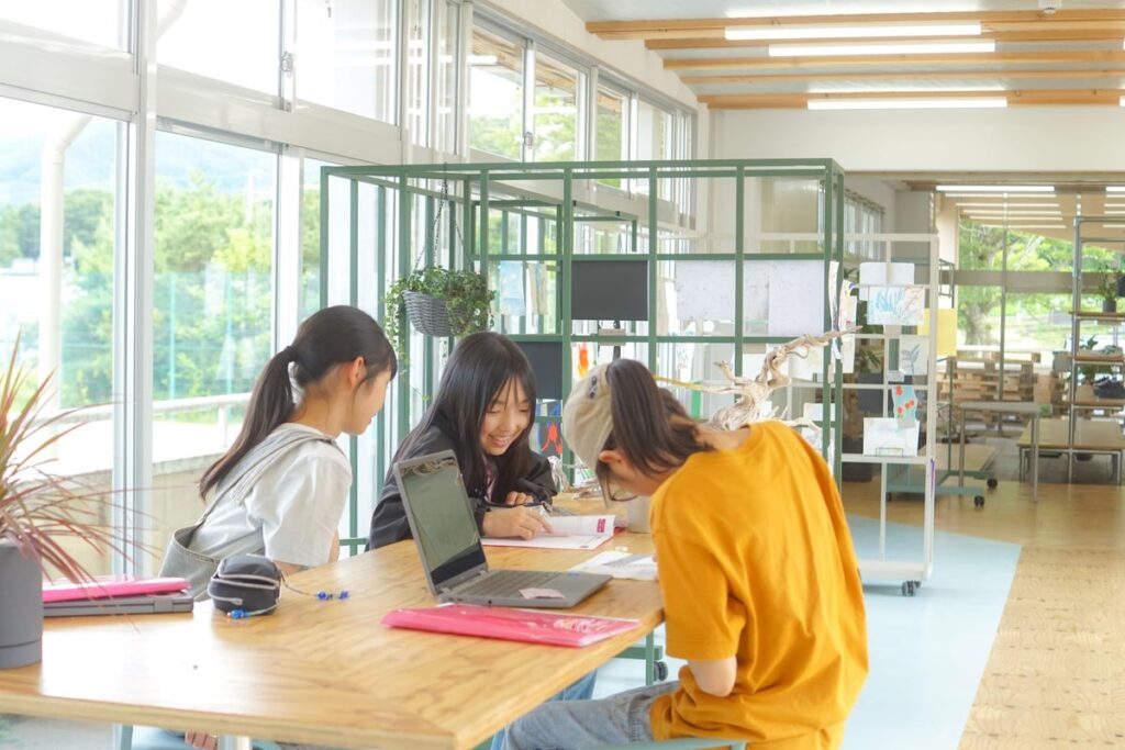 大日向中等教育学校の校舎改修が「2026年度グッドデザイン賞」を受賞