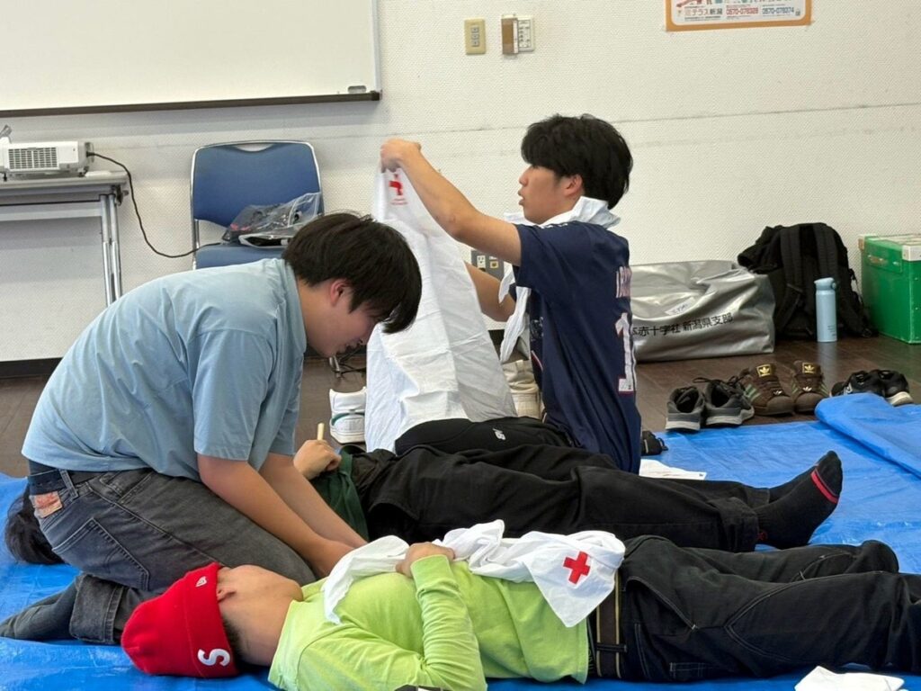 【国際外語・観光・エアライン専門学校】 日本赤十字社・救急員養成講座ホテル・観光・空港などの現場で、お客様の命を守る知識と技術を習得