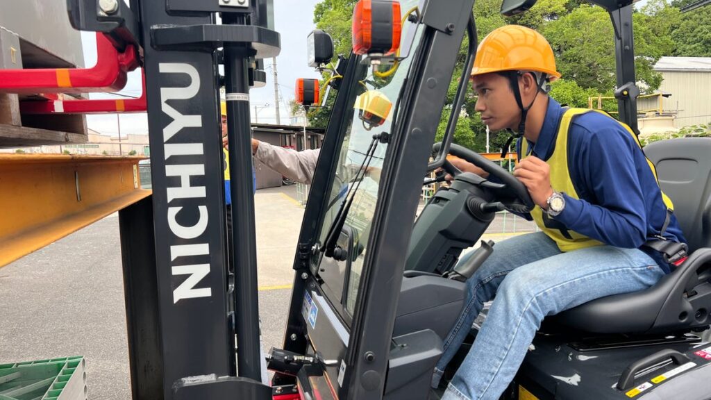 物流倉庫分野における外国人材の受け入れ拡大を見据え、月の輪自動車教習所がインドネシア語対応フォークリフト技能講習を展開