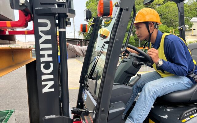 物流倉庫分野における外国人材の受け入れ拡大を見据え、月の輪自動車教習所がインドネシア語対応フォークリフト技能講習を展開